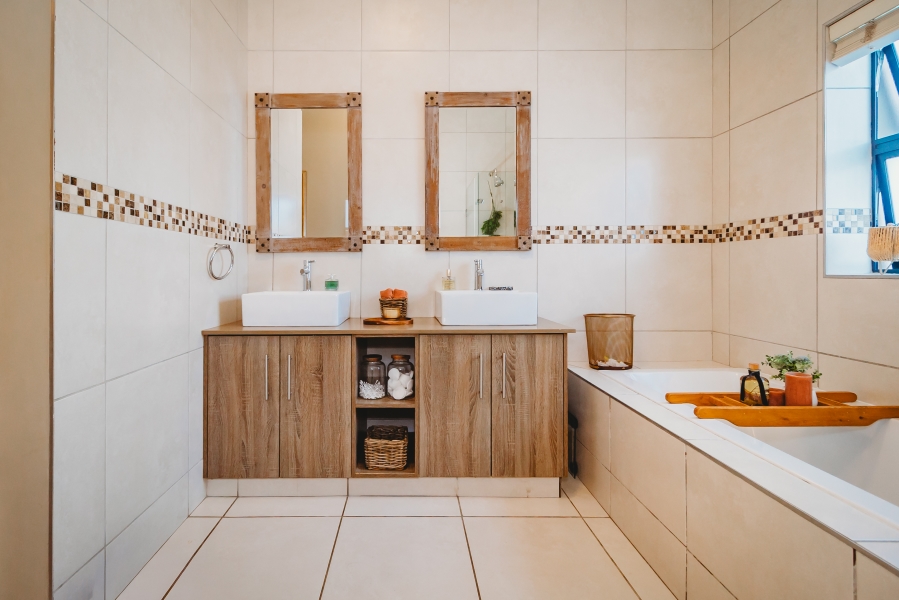 4 Bedroom Property for Sale in Kraaibosch Manor Western Cape